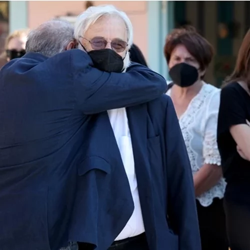 Γιάννης Σμαραγδής | Συντετριμμένος στην κηδεία της συζύγου του, Ελένης - "Ήταν άγγελος με φτερά" [εικόνες]