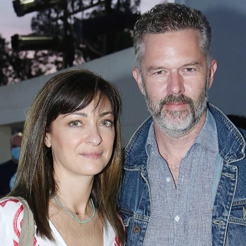 Έμιλυ Κολιανδρή | Με λευκό αέρινο φόρεμα στο θέατρο με τον Χρήστο Λούλη