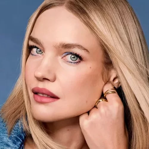 Denim & Flowers | Το πιο εμβληματικό ύφασμα ντύνει την "ανθισμένη" συλλογή μακιγιάζ της άνοιξης