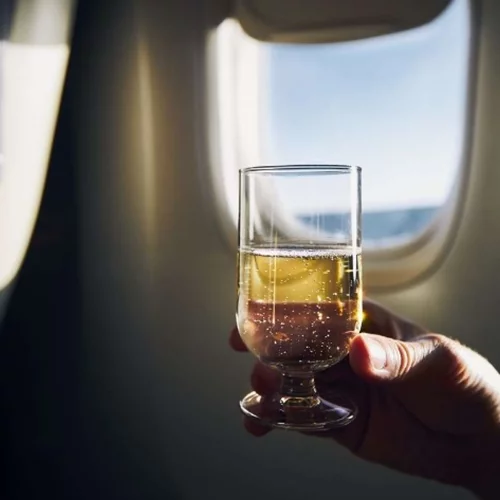 Γιατί δεν πρέπει να πίνεις αλκοόλ όταν πετάς με αεροπλάνο