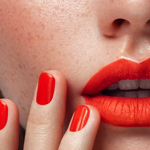 Τελικά το ημιμόνιμο καταστρέφει τα νύχια; Ας ξεκαθαρίσουμε τα πράγματα