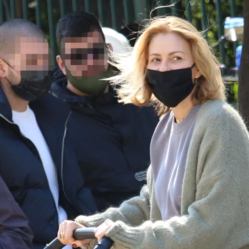 Τζένη Μπαλατσινού | Χαλαρές βόλτες με τον γιο της στο κέντρο της Αθήνας