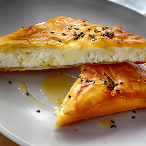 Τραγανή τυρόπιτα εξπρές | Η πανεύκολη συνταγή για λαχταριστή πίτα που δεν ήξερες ότι χρειάζεσαι