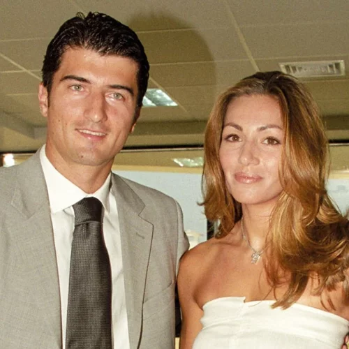 Μίνιμαλ πριν γίνει μόδα | Το πανέμορφο, λιτό two-piece νυφικό της Ελένης Πετρουλάκη 26 χρόνια πριν