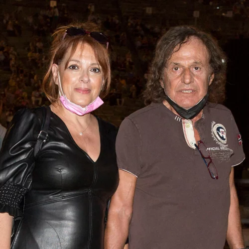 Η  Ελένη Ράντου ποζάρει με την όμορφη κόρη της στην πρώτη της έκθεση ζωγραφικής