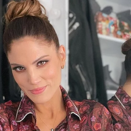 Η Μαίρη Συνατσάκη αποκαλύπτει για την αεροπορική της περιπέτεια | "Λίγο πάνω από το Μόναχο βγαίνει ο πιλότος και μας λέει..."