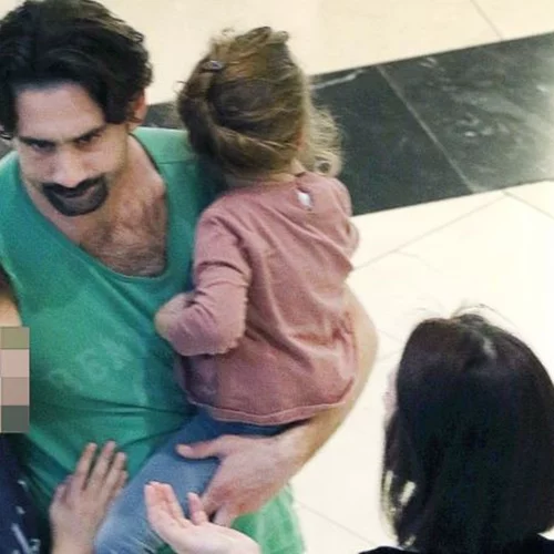 Ο Οδυσσέας Παπασπηλιόπουλος σε σπάνια δημόσια εμφάνιση με τα παιδιά του και την πρώην σύζυγό του