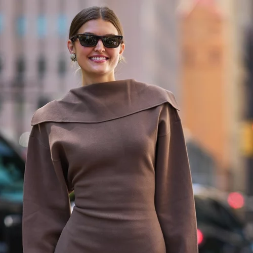 Το καφέ φόρεμα που θα βρεις με έκπτωση στη Zara | Θα το φορέσεις τώρα αλλά και την άνοιξη