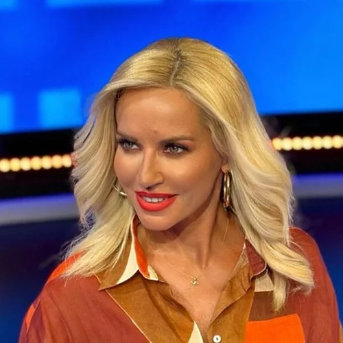 Εντυπωσιακοί κοιλιακοί | Η Μαρία Μπεκατώρου φόρεσε crop top και μας άφησε άφωνους με τη γράμμωσή της