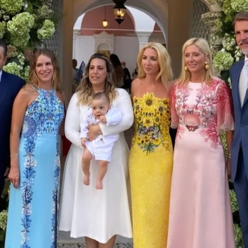 Η Μαίρη Κατράντζου βάπτισε τον γιο της στις Σπέτσες | Τα looks των καλεσμένων που εντυπωσίασαν