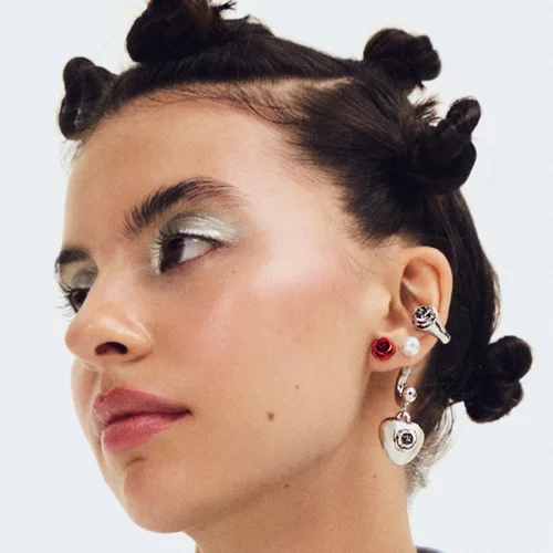 Τώρα μπορείς να φορέσεις κι εσύ τα κοσμήματα που επιλέγει η Dua Lipa και η Olivia Rodrigo