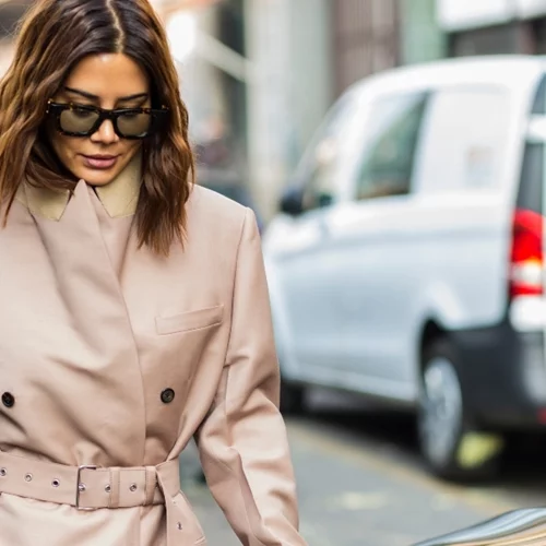 Η Mango καμπαρντίνα που θα αγοράσεις τώρα και θα φοράς και όλη την άνοιξη