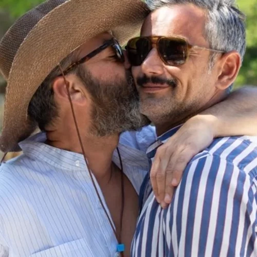 O Άγγελος Μπράτης με τον σύντροφό του για πρώτη φορά μπροστά στην κάμερα!