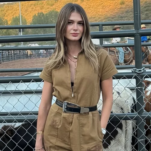 Η Αμαλία Κωστοπούλου με το παντελόνι από τη Zara που κολακεύει όλες τις σιλουέτες