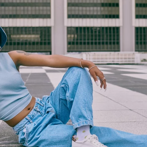 5 + 1 σύνολα για να ανανεώσεις το κλασικό jean look