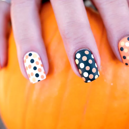 5 "τρομακτικά" εύκολα σχέδια μανικιούρ για το Halloween που μπορείς να κάνεις και μόνη σου