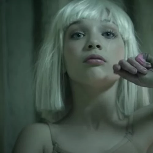 H 12χρονη χορεύτρια από το βίντεο κλιπ του "Chandelier" μεγάλωσε και είναι κούκλα