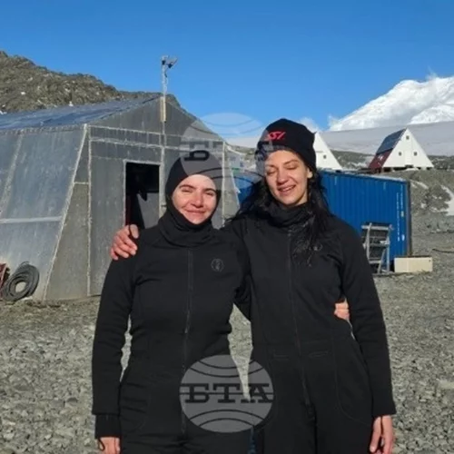 ΒΤΑ | Ελληνίδες ωκεανολόγοι πραγματοποιούν την πρώτη επιστημονική κατάδυση από τη βουλγαρική βάση Άγιος Κλήμης της Οχρίδας στη Ανταρκτική