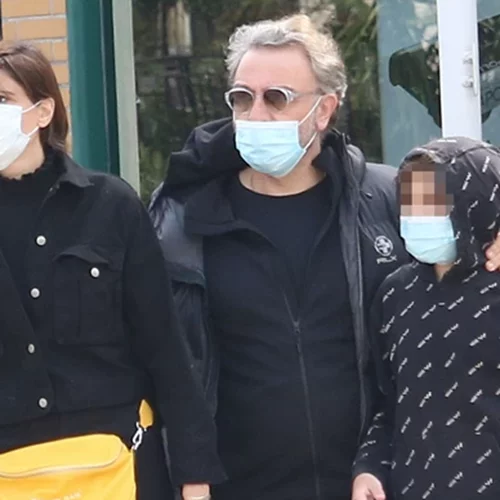 Άννα Μαρία Παπαχαραλάμπους | Stylish εμφάνιση στο Ψυχικό μαζί με τον σύζυγο και τους γιους της