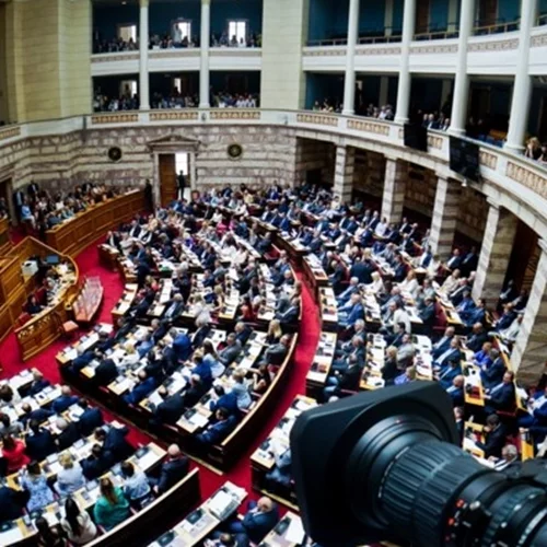 Ψηφίστηκε από τη Βουλή ο γάμος των ομόφυλων ζευγαριών