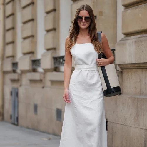Αυτό το λινό midi φόρεμα από τα Marks & Spencer συνδυάζει τη διαχρονικότητα του ασπρόμαυρου με την άνεση για την καθημερινότητα