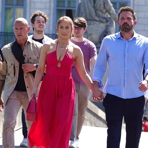 Jennifer in Paris | Τα looks της Jennifer Lopez από το Παρίσι είναι η στιλιστική έμπνευση που χρειάζεσαι για τις διακοπές