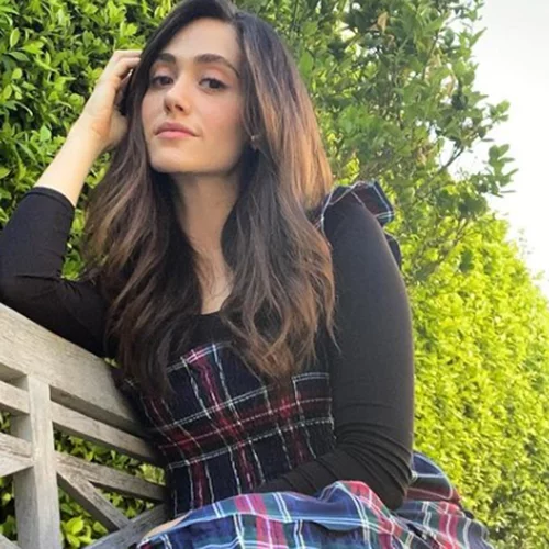 Emmy Rossum | "Όταν ήμουν έγκυος, εμβολιάστηκα. Η κόρη μου έχει τώρα αντισώματα"