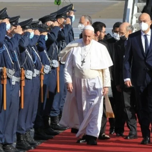 Έφτασε στην Ελλάδα ο Πάπας Φραγκίσκος - Η συμβολική υποδοχή στο αεροδρόμιο