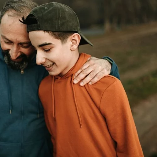 Ο Θάνος Ασκητής εξηγεί γιατί από τα 6 έως 16 έτη "ο γονιός πρέπει να είναι πολύ κοντά με το παιδί"