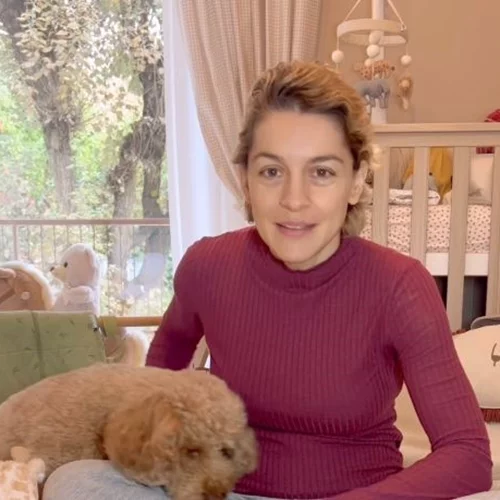 Γιούλικα Σκαφιδά | Ο γιος της Άγγελος παίζει στο σαλόνι του σπιτιού τους