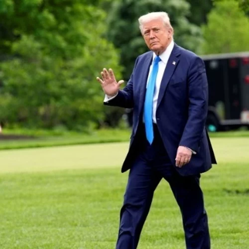 Ο πρόεδρος Τrump "δεν έχει σχέση" με το φωτομοντάζ που τον εικονίζει ντυμένο σαν πάπα