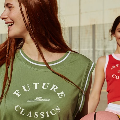 Αυτή η συλλογή "παντρεύει" το New College Preppy με τη ‘90s athleisure αισθητική σε looks που αποπνέουν αυθεντικότητα και ελευθερία