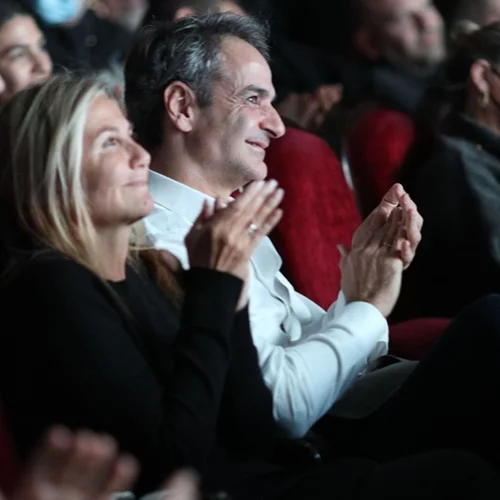 Κυριάκος Μητσοτάκης και Μαρέβα Μητσοτάκη σε βραδινή θεατρική έξοδο