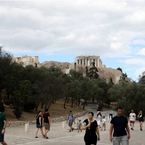 Καιρός | Ηλιοφάνεια με τοπικές νεφώσεις και θερμοκρασία έως 26 βαθμούς - Πού θα βρέξει