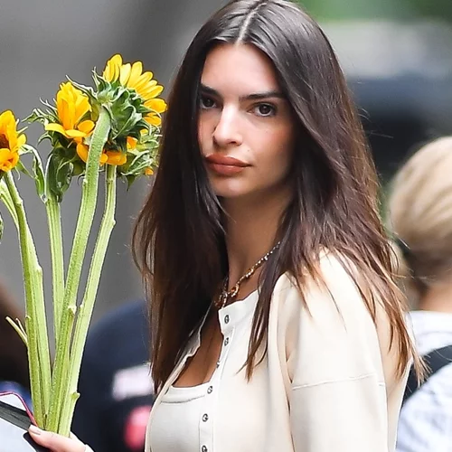 Emily Ratajkowski | Η εμφάνιση με κοντά, μαύρα μαλλιά με μπούκλες