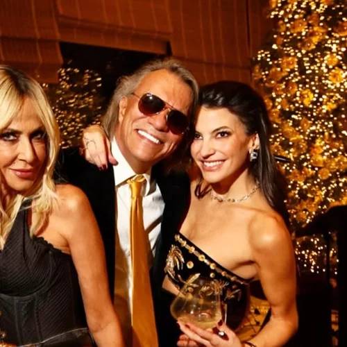 Δήμητρα Κούστα | Με glam crop top στο prive δείπνο στην έπαυλή της, αγκαλιά με την Άννα Βίσση και τον Ηλία Ψινάκη