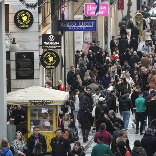 Κορυφώνεται η κίνηση στην εορταστική αγορά - Το ωράριο των καταστημάτων σήμερα