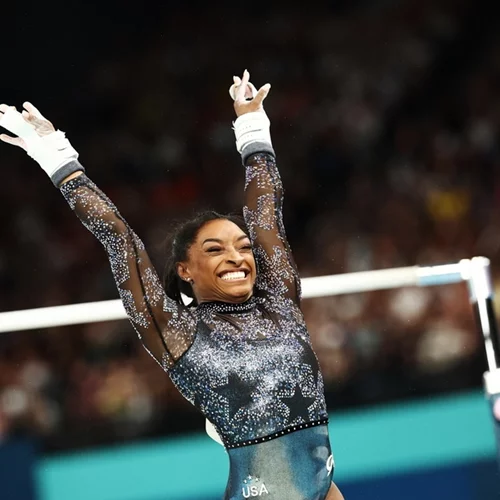 Το sisterhood στα καλύτερά του | Η Simone Biles και η Jordan Chiles υποκλίνονται στη χρυσή Rebeca Andrade από τη Βραζιλία