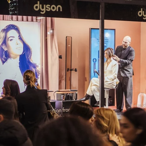 Μια avant-garde εμπειρία hairstyling ξεδιπλώθηκε σε βιτρίνα πολυκαταστήματος στην καρδιά της Αθήνας