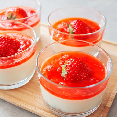 Το γλυκό του καλοκαιριού | Πανεύκολο γιαουρτογλυκό με 5 υλικά από τον Άκη Πετρετζίκη