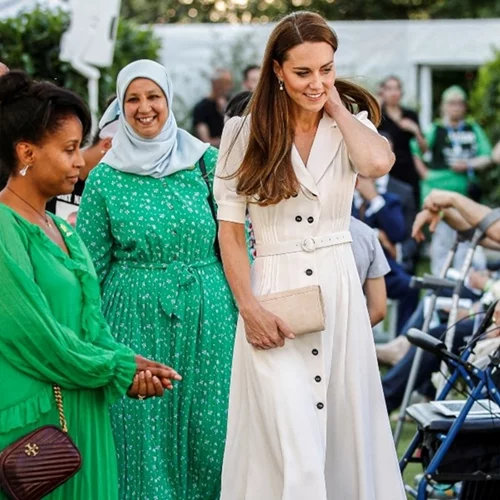 Ο πιο κομψός τρόπος για να φορέσεις ένα λευκό φόρεμα το καλοκαίρι είναι αυτός που επέλεξε η Kate Middleton