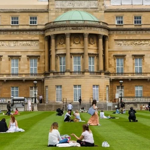 Οι κήποι των ανακτόρων του Μπάκιγχαμ ανοίγουν τις πύλες τους για το κοινό