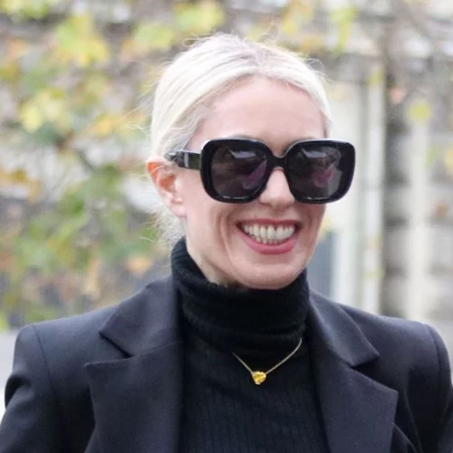 Μαρία Μπακοδήμου | Με total brown σύνολο σε θεατρική πρεμιέρα