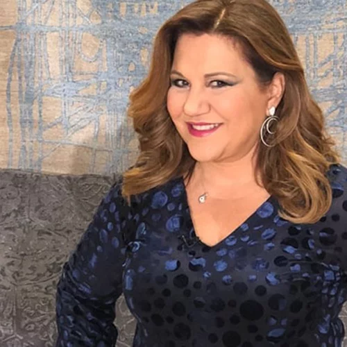 Η Δέσποινα Μοιραράκη ποζάρει στο πλευρό του γιου της