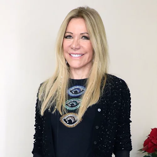 Η Μαριάννα Λάτση ποζάρει χαμογελαστή με δερμάτινο σύνολο στο αγαπημένο της μοτίβο