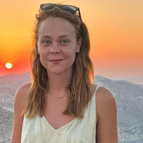 Η Λένα Παπαληγούρα σε μία σπάνια δημόσια εμφάνιση με τους γονείς της | Η οικογενειακή στιγμή που κατέγραψε ο φωτογραφικός φακός