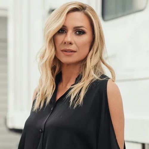 Η Κατερίνα Καραβάτου έγινε κουμπάρα | Το εντυπωσιακό τερακότα φόρεμα δια χειρός Στέλιου Κουδουνάρη
