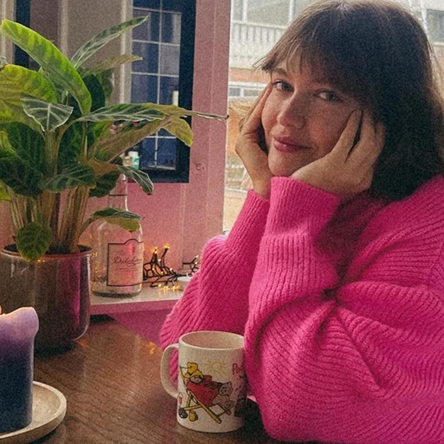 Τα looks της Κλέλιας Ανδριολάτου από το ταξίδι της στο Άμστερνταμ είναι η έμπνευση που χρειάζεσαι για updated χειμερινό στιλ