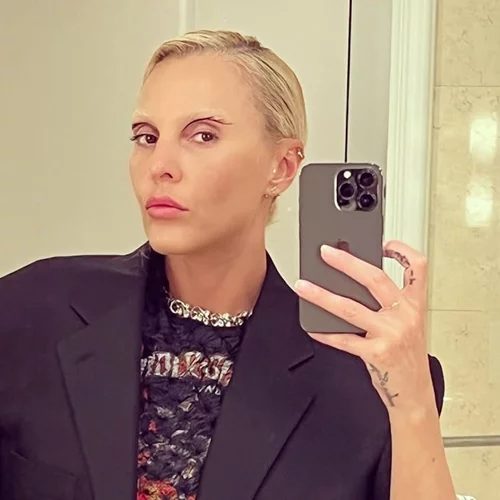 Από ξανθιά μελαχρινή και από μελαχρινή, κοκκινομάλλα σε λίγα λεπτά | Τα πολλά πρόσωπα της Τάμτα