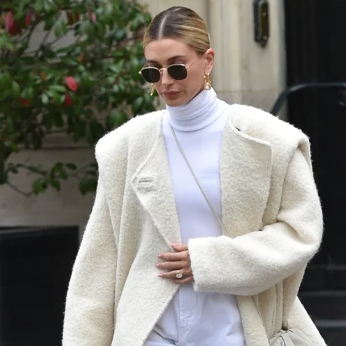 Πώς θα δημιουργήσεις μία capsule γκαρνταρόμπα για τον χειμώνα που θα ενέκρινε η Hailey Bieber